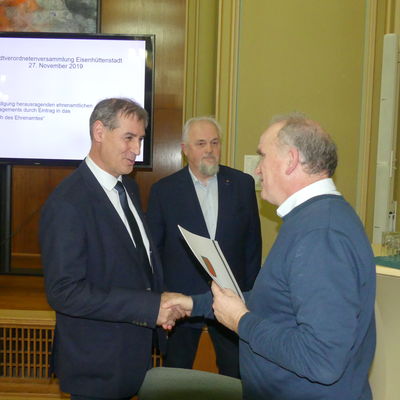 B�rgermeister Frank Balzer gratuliert Herrn Uwe Pauksch