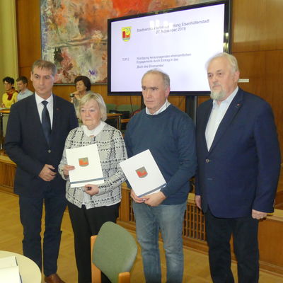 Elly Wendemuth und Uwe Pauksch gemeinsam mit B�rgermeister Frank Balzer und dem Vorsitzenden der Stadtverordnetenversammlung Wolfgang Perske