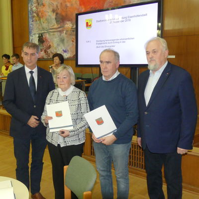 Elly Wendemuth und Uwe Pauksch gemeinsam mit Brgermeister Frank Balzer und dem Vorsitzenden der Stadtverordnetenversammlung Wolfgang Perske