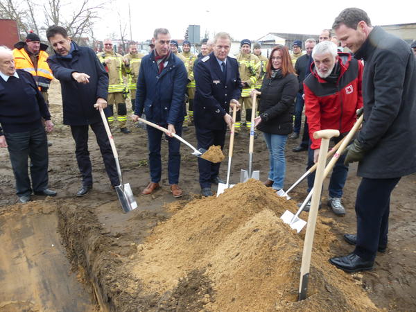 1. Spatenstich f&uuml;r den Neubau der Zentralen Feuerwache in Eisenh&uuml;ttenstadt