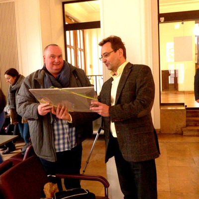 Der erste Beigeordnete Thomas K�hn �berreicht ein Gastgeschenk an Stephane Bouthors