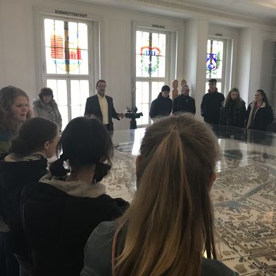 Besuch Sch�ler aus Drancy im Rathaus am Stadtmodell