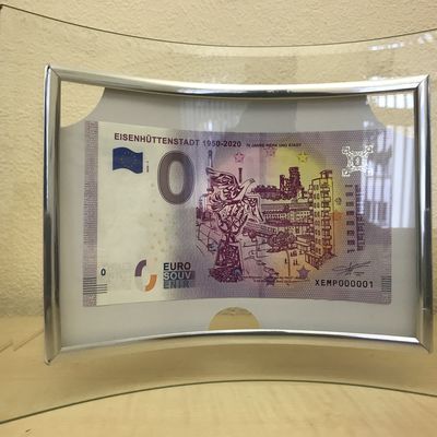 �bergabe von �0-Euro-Schein� mit der Nummer 1 an Schule f�r Gesundheits- und Pflegeberufe