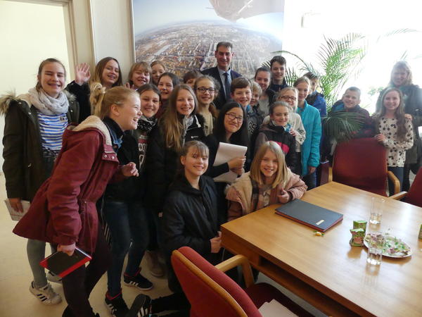 Sch&uuml;lerinnen und Sch&uuml;ler beim B&uuml;rgermeister im Rathaus