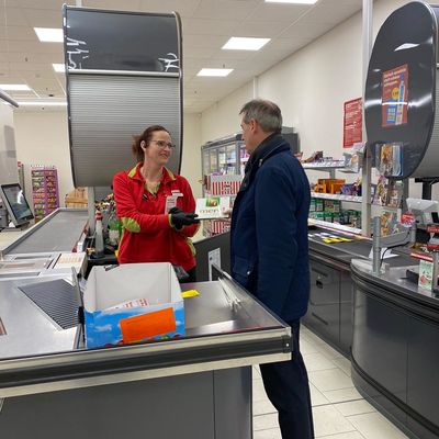 Gespr�ch im Penny-Markt