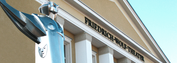 Friedrich-Wolf-Theater - Vorplatz