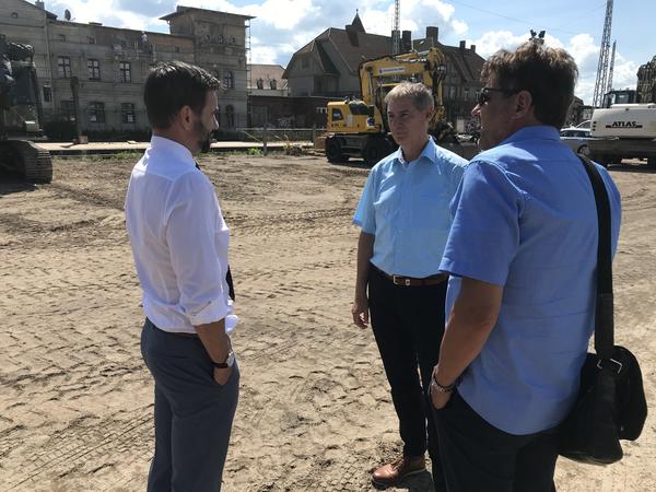 Bahnhof Eisenh&uuml;ttenstadt - die Sanierung beginnt. Bahnvertreter Jan Ebering, B&uuml;rgermeister Frank Balzer und Fachbereichsleiter Michael Reichl (von links). 