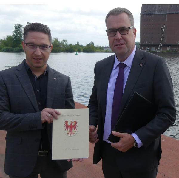 &Uuml;bergabe F&ouml;rdermittelbescheid Uferweg von Staatssekret&auml;r Rainer Genilke (rechts) an Michael Reh als Vertreter der Stadt Eisenh&uuml;ttenstadt im Juni 2020.