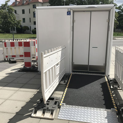 Neue Toilette am Bahnof Eisenh�ttenstadt an der Ostseite