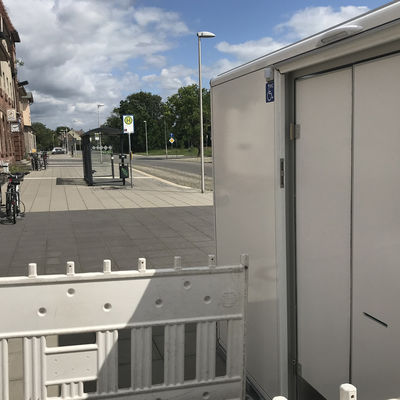 Neue Toilette am Bahnof Eisenh�ttenstadt an der Ostseite