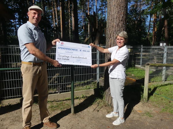 Gerold Menzel �bergibt den Spendenscheck an Kathriun Fl�gel vom F�rderverein des Tiergeheges Eisenh�ttenstadt.