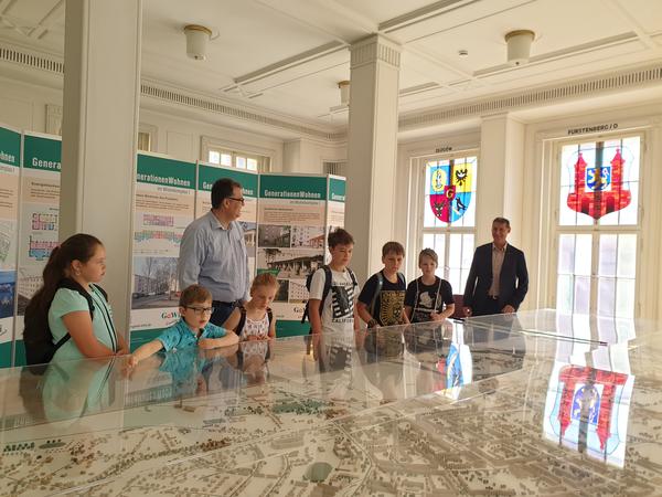 Feriendiplom im Rathaus - hier am Stadtmodell.