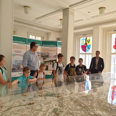 Feriendiplom im Rathaus - hier am Stadtmodell.