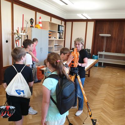 Feriendiplom im Rathaus - hier wird vermessen.