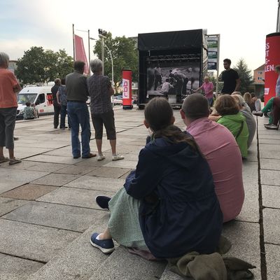 Filmvorabpremiere im und vor dem Friedrich-Wolf-Theater