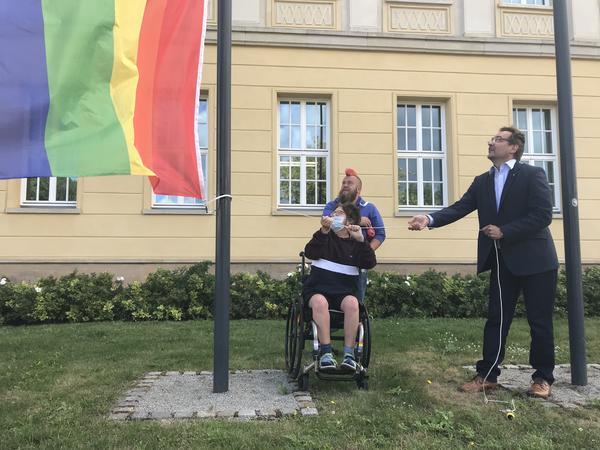 Regenbogenfahne vor dem Rathaus des Verbandes "AndersArtig"