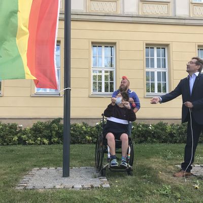 Regenbogenfahne vor dem Rathaus des Verbandes "AndersArtig"