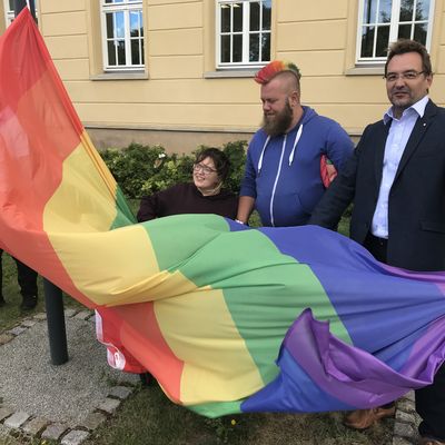 Regenbogenfahne vor dem Rathaus des Verbandes "AndersArtig"
