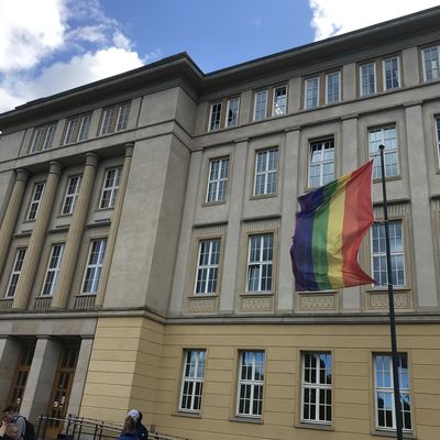 Regenbogenfahne vor dem Rathaus des Verbandes "AndersArtig"