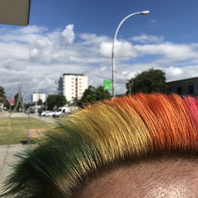 Regenbogenfahne vor dem Rathaus des Verbandes "AndersArtig"
