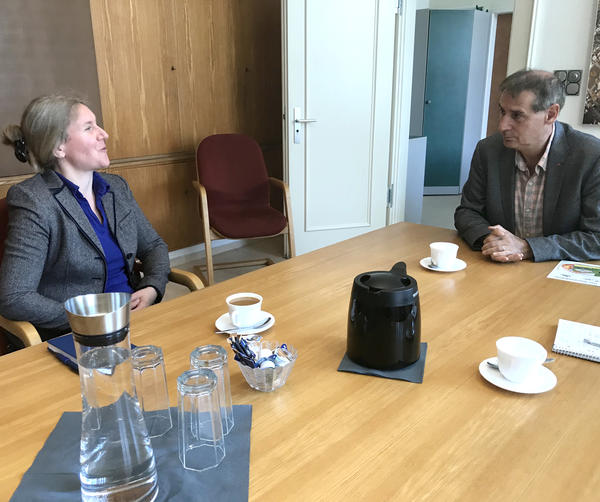 Pfarrerin Elisabeth Rosenfeld bei B&uuml;rgermesiter Frank Balzer.