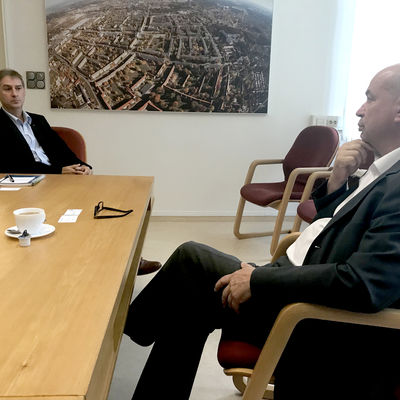 Niederlassungsleiter der Papierfabrik, Detlef Weidlich, im Gespr�ch mit B�rgermesiter Frank Balzer. (28. August 2020)