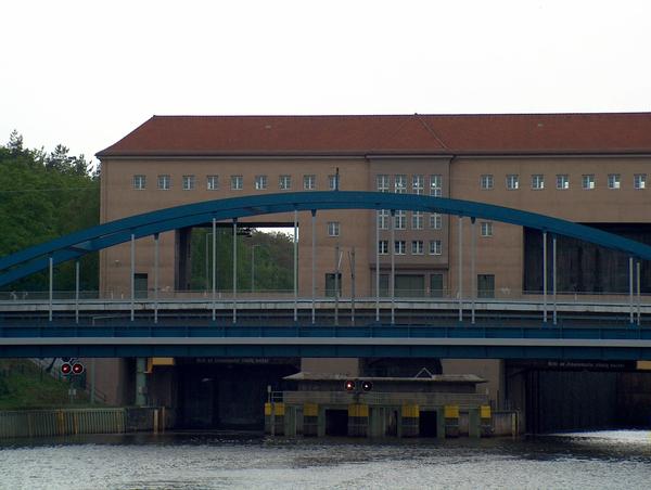 Zwillingsschachtschleuse