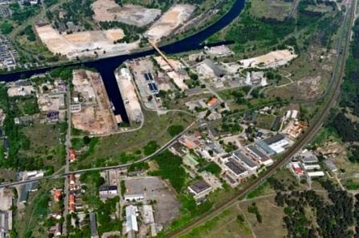 Foto, Luftbildaufnahme vom Sondergebiet Binnenhafen/ Gewerbegebiet ehemalige Möbelwerke