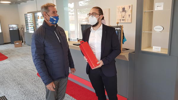 B&uuml;rgemerister Frank Balzer zu Gesch&auml;ftser&ouml;ffnung in der Lindenallee