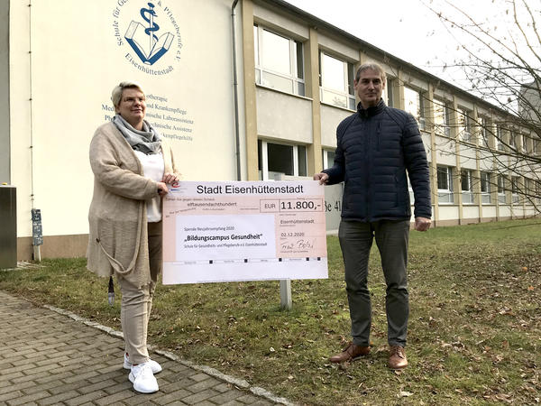 Jacqueline  B&ouml;ttcher erh&auml;lt von B&uuml;rgermeister Frank Balzer die Spendensumme.