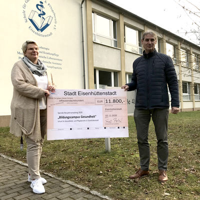 Jacqueline  B�ttcher erh�lt von B�rgermeister Frank Balzer die Spendensumme.