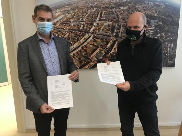B�rgermeister Frank Balzer und Dirk Lehmpuhl-Ponta pr�senteiren den Vertrag.