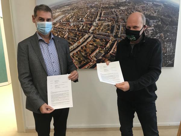 Brgermeister Frank Balzer und Dirk Lehmpuhl-Ponta prsenteiren den Vertrag.