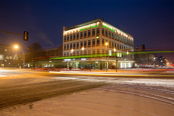 Schneefall in der Lindenallee am Abend zu Weihnachten im Winter in Eisenhuettenstadt.