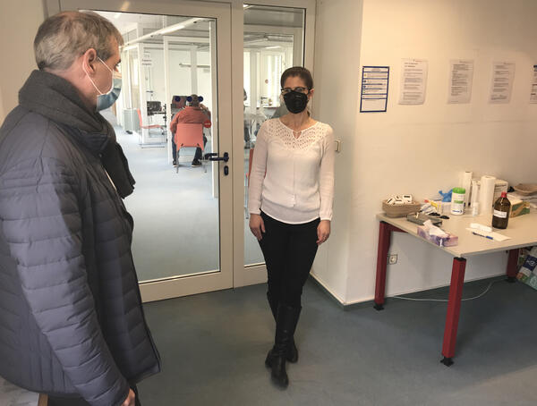 B&uuml;rgermeister Frank Balzer besucht Eisenh&uuml;ttenst&auml;dter Testzentrum 