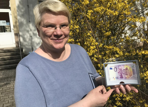 Jacqueline B&ouml;ttcher pr&auml;sentiert den 0-Euro-Schein mit der Nummer 1.