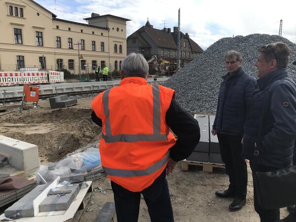 B&uuml;rgermeister Frank Balzer besucht die Baustelle am Bahnhof.