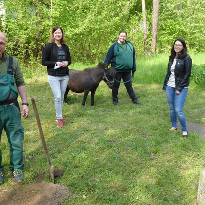 von links nach rechts:
Nadine M�ller, Quartiersmanagerin im Stadtteilb�ro offis
Vivien Schmiede, Leiterin des Tiergeheges
Karolina Pr�tz als Koordinatorin und Ansprechpartnerin des Familienzentrums 
Sophie Schulz, Mitarbeiterin Kommunikation-Marketing-Vertrieb der Stadtwerke Eisenh�ttenstadt