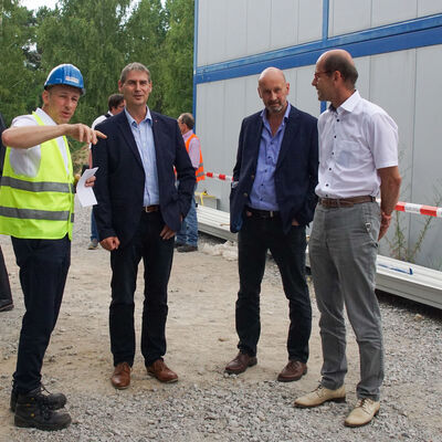 B�rgermeister Frank Balzer beim Richtfest der Firma Unitechnik.