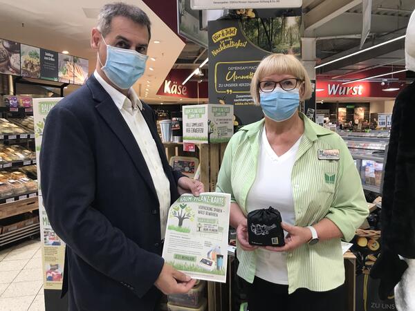 B&uuml;rgermeister Frank Balzer und Marktleiterin Margit Paulenz