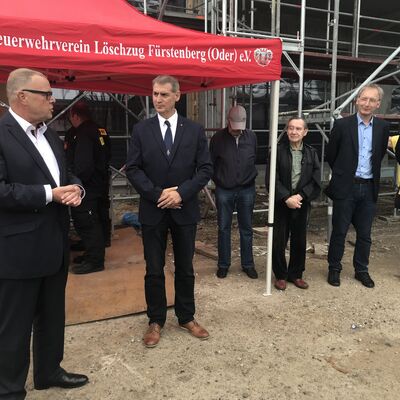 Minister Michael St�bgen, B�rgermeister Frank Balzer, Kurt Schmitz (�ltester Feuerwehrmann Eisenh�ttenstadts), Mathias Papendieck (Kreisausschussvorsitzender), Gerd Rademacher