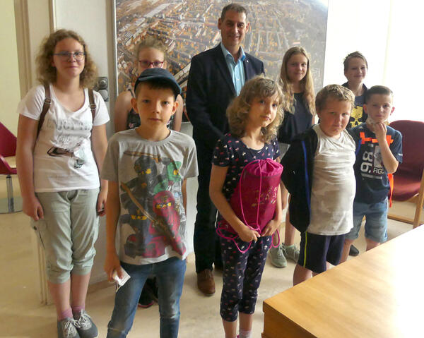 KIndern beim Feriendiplom-Termin im Rathaus.