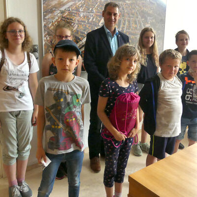 KIndern beim Feriendiplom-Termin im Rathaus.