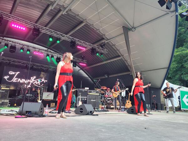 H&uuml;tte rockt" - auf der Freilichtb&uuml;hne - und wie!