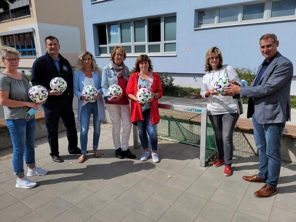 B&uuml;rgermeister Frank Balzer &uuml;bergibt f&uuml;r Hortkinder Euro-2020-Fu&szlig;b&auml;lle.