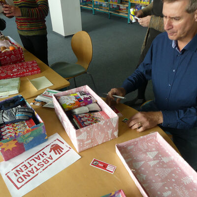Eisenh�ttenstadts B�rgermeister Frank Balzer packt Geschenke f�r die Aktion "Weihnachten im Schuhkarton"