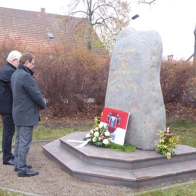 Thomas K�hn, 1. Beigeordneter und Wolfgang Perske, Vorsitzender der Stadtverordnetenversammlung am Gedenkstein am Friedensplatz