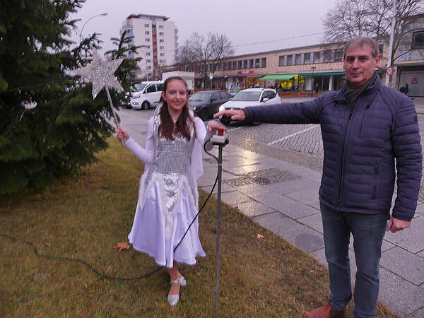 Schneesternchen und B&uuml;rgermeister beim Anschalten des Weihnachtsbaumes in der Lindenallee