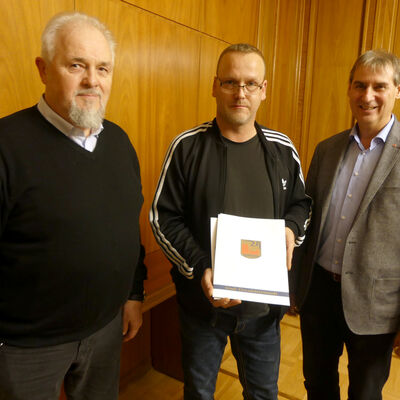 Enrico Wassilick mit der Ehrenurkunde