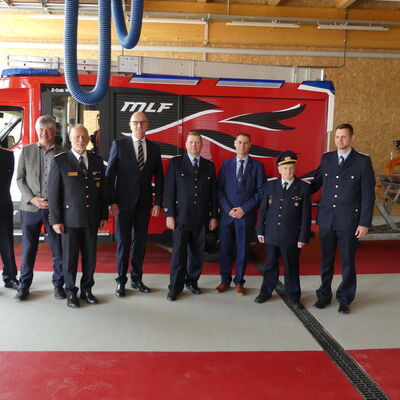 Von Links: Michael Koch (Landesbranddirektor), Michael Buhrke (stellv. Landrat), Rolf F�nning (Pr�sident des Landesfeuerwehrverbandes), Ministerpr�sident Dr. Dietmar Woidke, Wehrf�hrer a.D. Norbert Manteufel, B�rgermeister Frank Balzer, Ehrenwehrf�hrer Herbert Thiel, Wehrf�hrer Ralf Michalski
